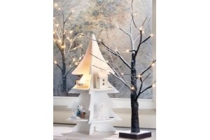 boom met sneeuw en verlichting