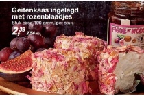 geitenkaas ingelegd met rozenblaadjes