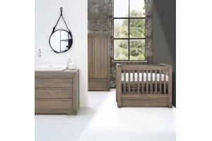 babykamer grey wood