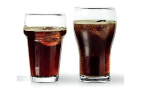 cola en stapelglazen
