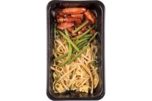 gerookt buikspek zoet zure saus met bami goreng