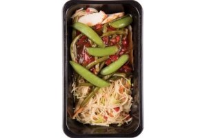 kip sukiyaki met noodles en sugarsnaps