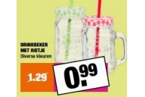 drinkbeker met een rietje