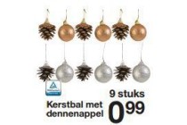 kerstbal met dennenappel