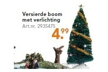 versierde boom met verlichting