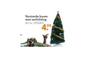 versierde boom met verlichting