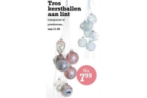 tros kerstballen aan lint