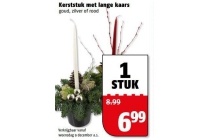 kerststuk met lange kaars
