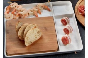 snackschaal met bamboe plank