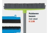 rubberen bezem met steel en euro 2 99