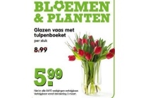 glazen vaas met tulpenboeket