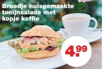 broodje huisgemaakte tonijnsalade met kopje koffie
