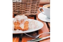 pasteitje met een kopje koffie