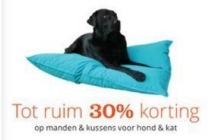 manden en kussens voor hond en kat