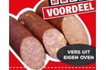 slagers grillworst aan een stuk
