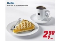 koffie met een stuk abrikozenvlaai