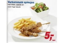 varkenssate spiesjes met frites salade en saus naar keuze