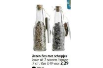 glazen fles met schelpjes