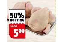 twee hele kippen op schaal
