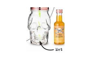 cocktailmix met mason jar skull