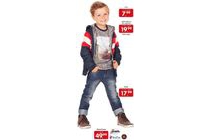 t shirt lightweight jas met capuchon broek en veterschoenen