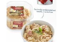 ambachtelijke keuken aardappelsalade met zontomaat