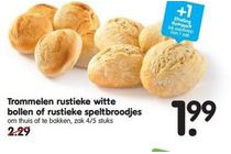 trommelen rustieke witte bollen of rustieke speltbroodjes