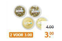 ah olijven salades en hummus van de versafdeling