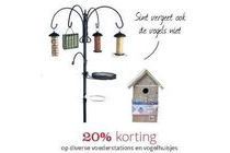 diverse voederstations en vogelhuisjes