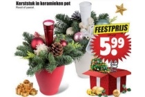 kerststuk in keramieken pot