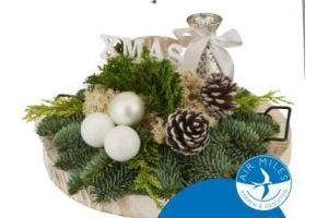 kerststuk op decoratief houten plateau