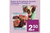 bonbon du ton gekleurde chocolade hulstblaadjes of kerstfiguren