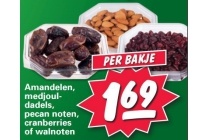 amandelen medjouldadels pecan noten cranberries of walnoten