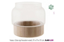 vaas glas op houten voet