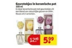 geurstokjes in keramische pot