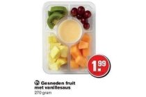 gesneden fruit met vanillesaus