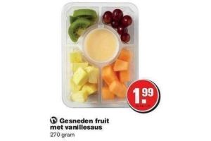 gesneden fruit met vanillesaus