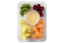 gesneden fruit met vanillesaus