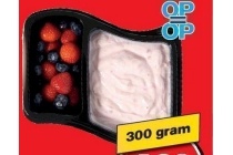 aardbeien met bosbessen kwark
