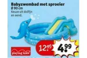 playing kids babyzwembad met sproeier