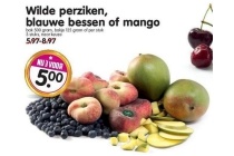 wilde perziken blauwe bessen of mango