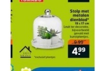 stolp met metalen dienblad