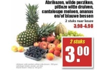 abrikozen wilde perziken pitloze witte druiven cantaloupe meloen ananas en of blauwe bessen