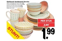 gekleurd aardewerk servies
