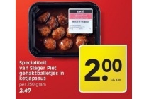 specialiteit van slager piet gehaktballetjes in ketjapsaus