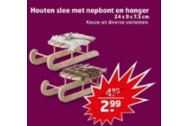 houten slee met nepbont en hanger