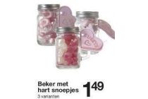 beker met hartsnoepjes