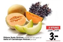 galia of cantaloupe meloen of pitloze rode druiven