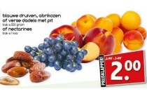 blauwe druiven abrikozen of verse dadels met pit of nectarines