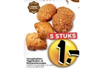 versgebakken tijgerbollen of rozijnenbroodjes